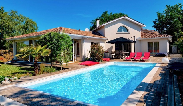 Very comfortable villa with heated pool between ocean, bay and lake