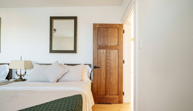 Very Comfy Farmhouse Apartment Unit A, 1st FL