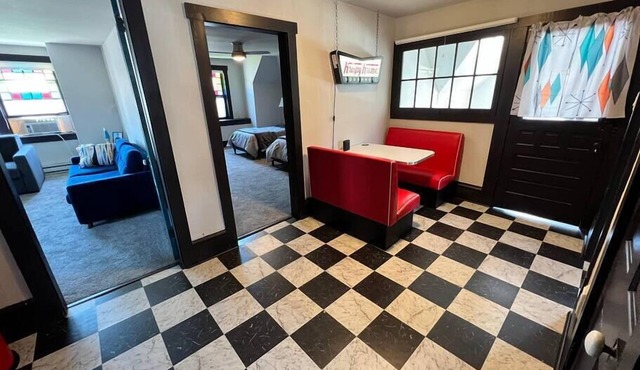 Very Cool, Retro Getaway in Heart of Downtown
