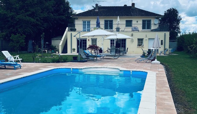 Very cosy comfortable 3 bedrooms near bars and restaurants villages médiéval