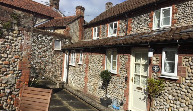 Very Cosy Comfy Cottage, 150yds from Holt centre with free Parking! Dog friendly