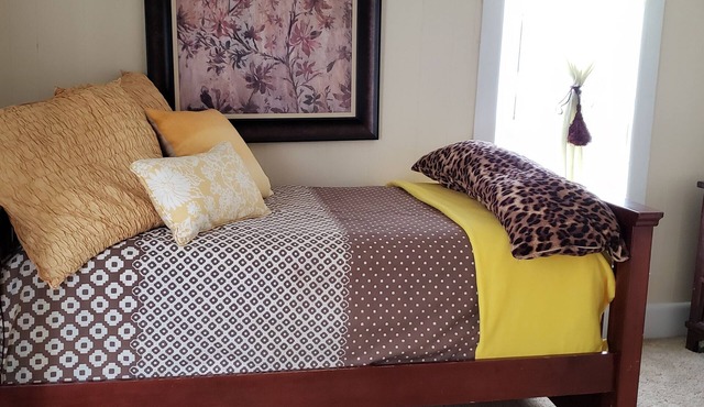 Very cozy 1 room dwelling w/twin bed