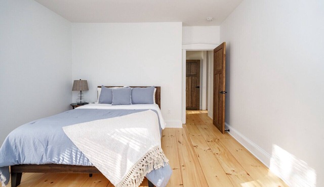 Very Cozy, 2 Bedroom Farmhouse Apartment 2nd FL