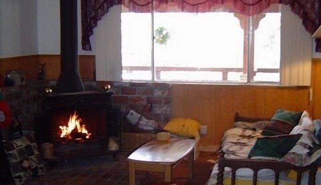 VERY COZY AND CHARMING 2 BDRM HSE PET FRIENDLY