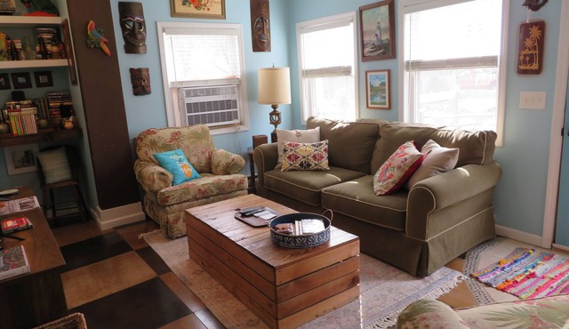 Very Cozy and Secluded. Completely remodeled beautiful back apartment