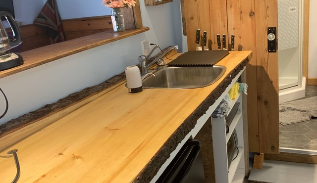 Very cozy quiet and rustic space on a lake.