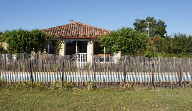 very nice house 3 bedrooms 2 bathrooms, large private pool in a quiet area