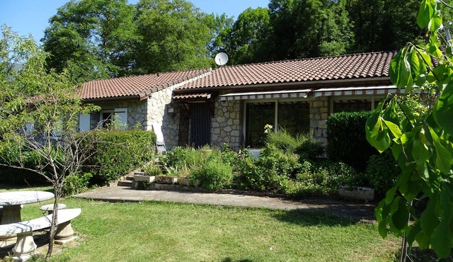 Very friendly bed and breakfast, surrounded by mountains (shower room)