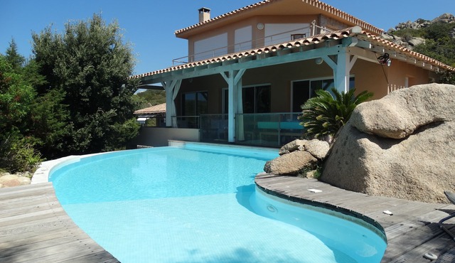 Very high standard and well designed villa overlooking an exceptional site