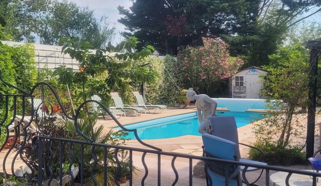 VERY LARGE AND PLEASANT HOUSE IN A GREEN HAVEN OF 4000 M² WITH POOL