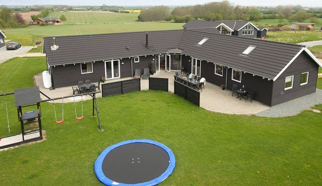 Very large exclusive pool house near the beach