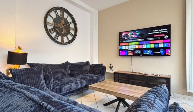Very large mansion in Amiens, free parking & wifi