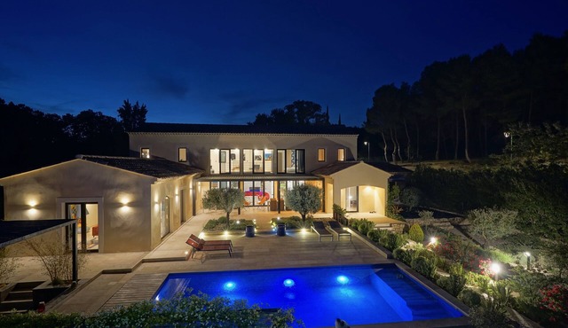 Very large new design house with pool ideally placed