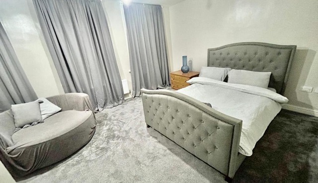 Very Large Two Bed Flat With Parking - Sleeps 5