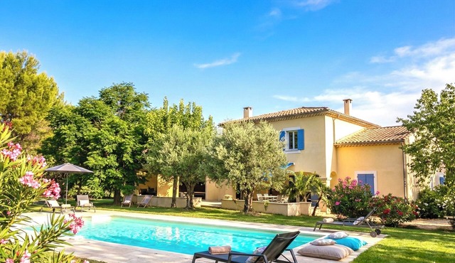 Very large villa with swimming pool and air-conditioned rooms + large garden with trees