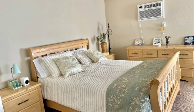 Very Lucky POOL home, is a very cozy guesthouse close to Soboba and Idyllwild.