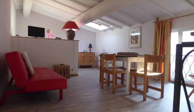 Very nice studio in the heart of a wine village near the Mediterranean.