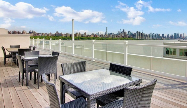 Very nice 2 bedroom Near Manhattan on edgewater.C