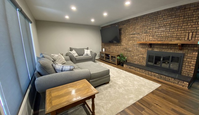 Very Nice 3 Bed 2 Bath Home with HOT TUB, near ND!