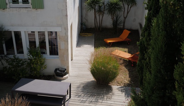 Very nice 4* listed Rhétaise house with garden and garage, quiet, right in the center,