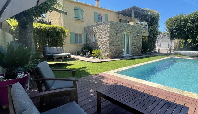 Very nice air-conditioned apartment with heated pool in charming villa.