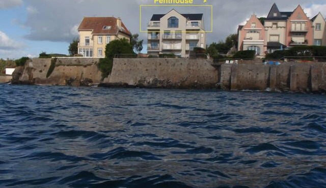 Very nice and large, modern apartment Penthouse feet in the water.