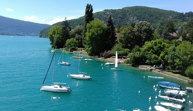 Very Nice Apartment, comfortable, Magnificent view On The Lake, mountain And Chateau