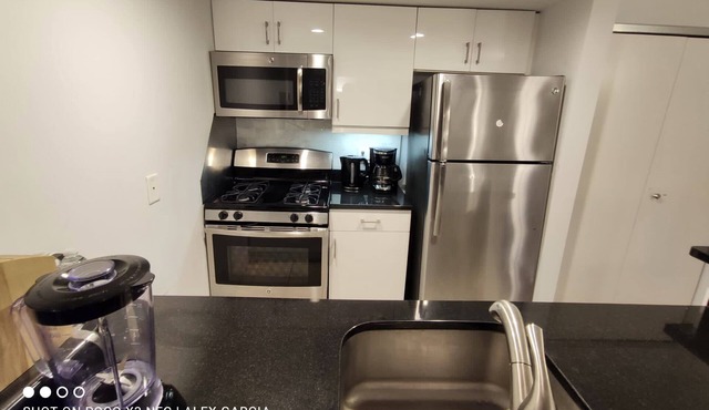 Very nice apartment near all shopping and 10 min to the city