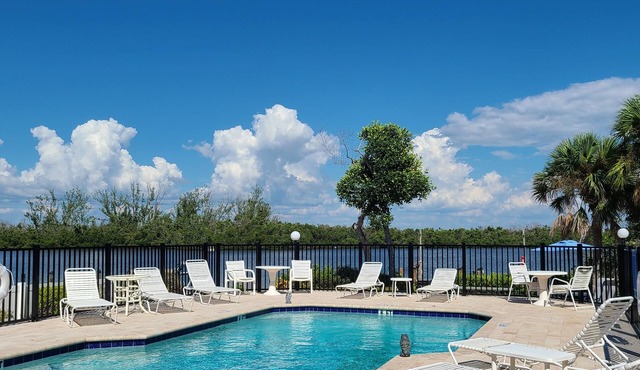 Very Nice, Clean Condo on Manasota Key! Close to Everything!