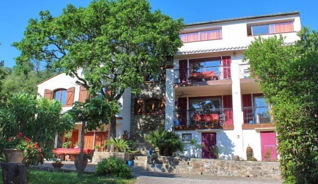 Very nice cottage in the quiet at the foot of the Alberes and 2 minutes from the beach