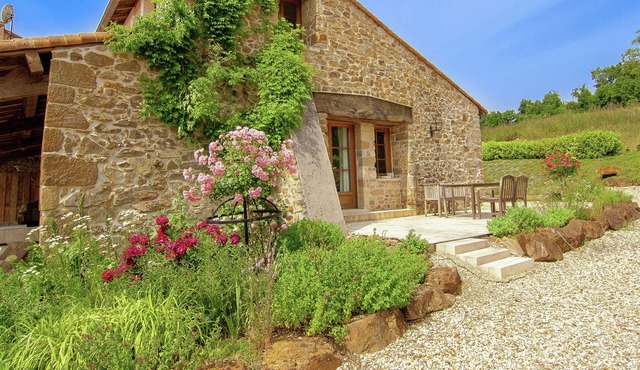 Very nice cottage with studio on a domain with heated pool.