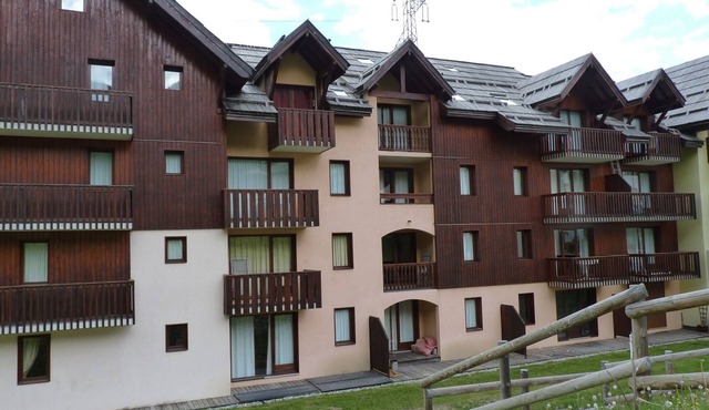 Very nice duplex; 3 *; in a luxury residence; facing south, at the foot of the slopes