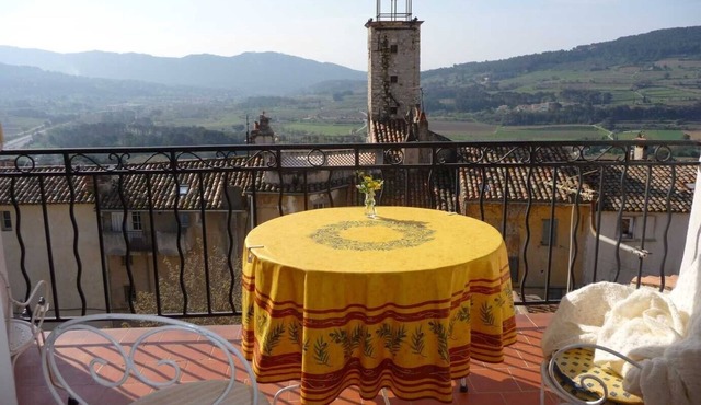 Very nice duplex apartment, terrace and panoramic view in a medieval village