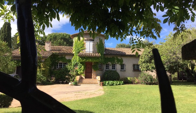 VERY NICE FAMILY VILLA IN PEACE IN MOUGINS FOR 11 PEOPLE