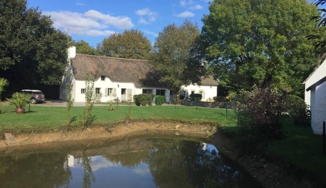 Very nice typical thatched cottage with 4 bedrooms and a dormitory 9 km from La Baule