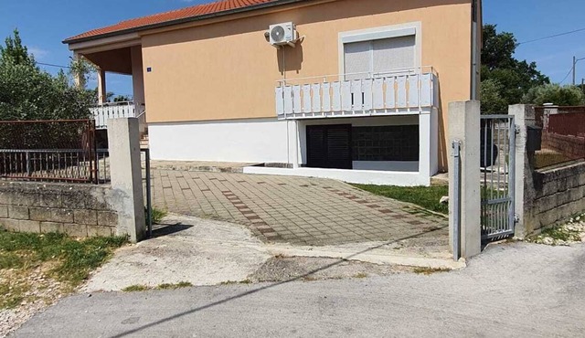 Very nice house with garden, terrace, balcony and 2 courtyard parking spaces