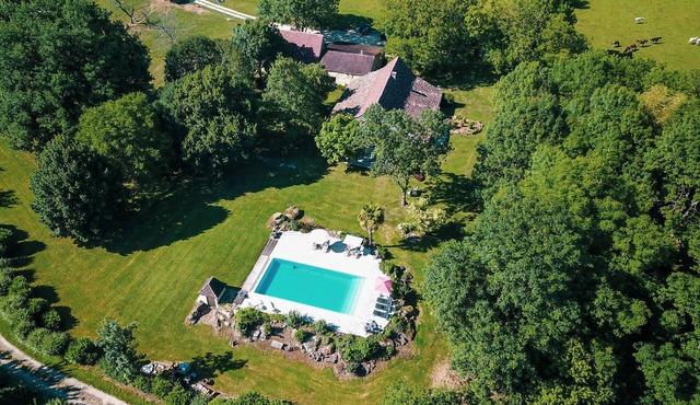 Very nice large gîte; garden, terraces and swimming pool with splendid view!