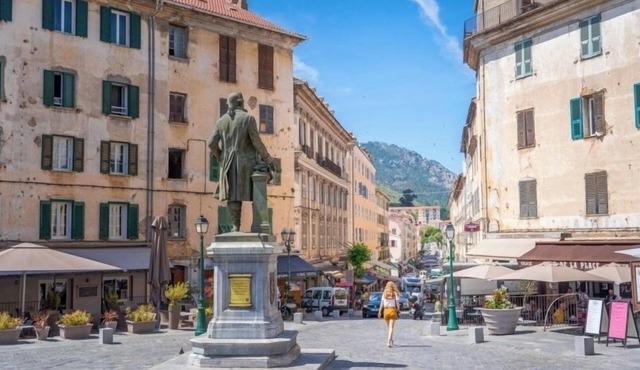 Very nice new T2 hyper center 4p wifi washing machine, quiet and bright