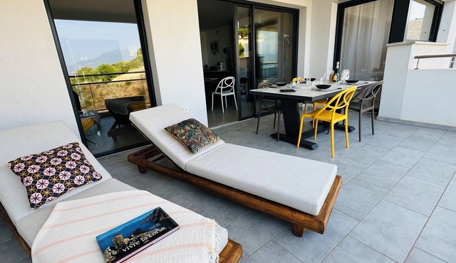 Very nice sea-view apartment with covered terrace and private parking.