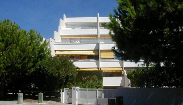 Very nice studio - all comforts - private parking - pool access