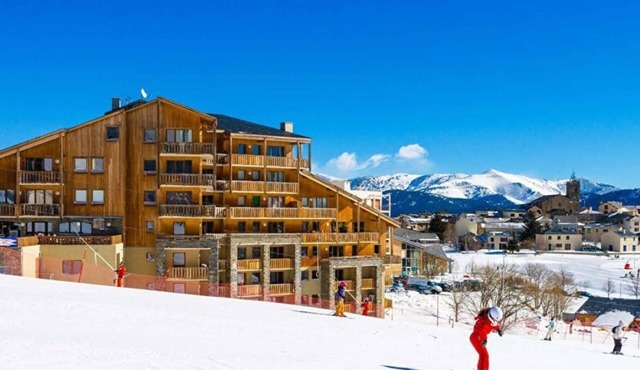 Very nice T3, at the foot of the slopes, village center, large corner balcony, lake view