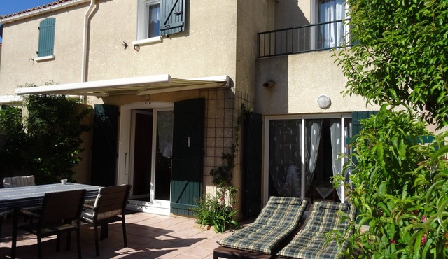 Very nice vacation home, top location, only 50 m to the beach, close to the harbor. 6 persons