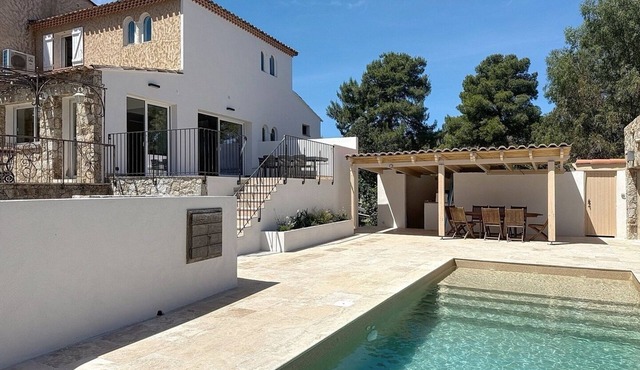 Very nice villa with sea view, walking distance to the beach, swimming pool