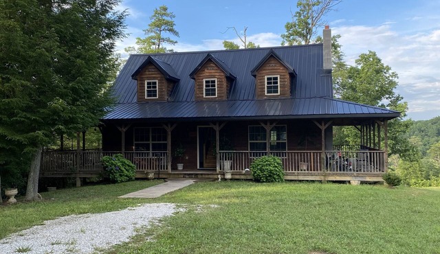 Very peaceful 3 bedroom, 2 1/2 baths cabin within minutes of RRGorge and NB.
