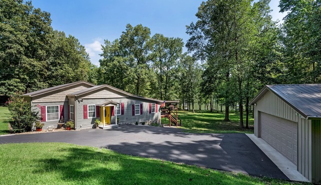 Very peaceful Home with Lake Barkley in your back yard! Private Dock Sleeps 8