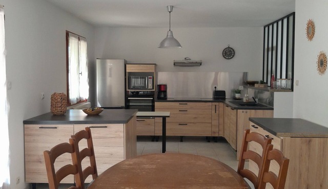 Very pleasant little house. Fenced. Pets allowed