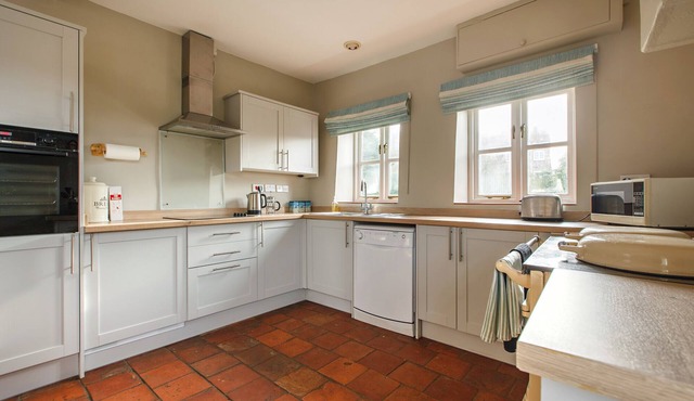 VERY POPULAR COTTAGE Nr Blakeney walk to coast, Wiveton Bell, Dog Welcome.