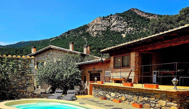 Very pretty renovated country house, large garden, porch, barbecue and pool