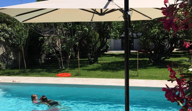 VERY PRETTY FAMILY HOUSE Isle sur la Sorgue City Center, edge of Sorgue.