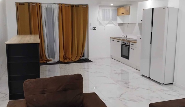 Very pretty 5-bedroom outbuilding near the center of Saint-Priest
